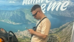 NAŠ PEVAČ POKUŠAO DA SE MASKIRA I IZBEGNE OBOŽAVAOCE! Ljudi na aerodromu ga prepoznali, a mnoge je iznenadio njegov potez