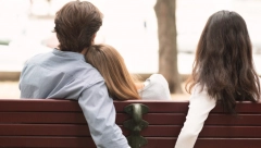 ,,ONA JE SAMO DRUGARICA" Ovih 5 znakova pokazuju kakve namere imaju vaš partner i njegova prijateljica, nemojte im slepo verovati