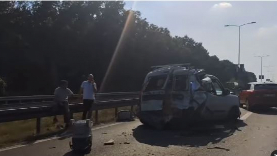 JEZIVA NESREĆA NA AUTO-PUTU BEOGRAD-NOVI SAD: Kombi, kamion i auto potpuno smrskani (VIDEO)