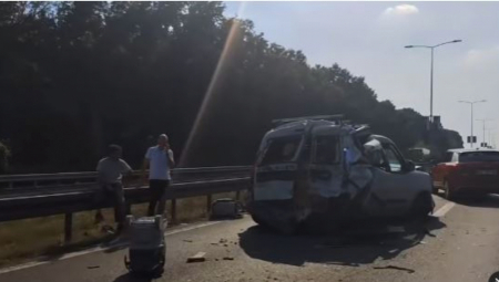 JEZIVA NESREĆA NA AUTO-PUTU BEOGRAD-NOVI SAD: Kombi, kamion i auto potpuno smrskani (VIDEO)