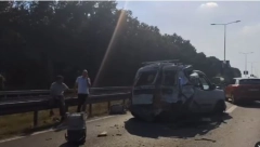 JEZIVA NESREĆA NA AUTO-PUTU BEOGRAD-NOVI SAD: Kombi, kamion i auto potpuno smrskani (VIDEO)