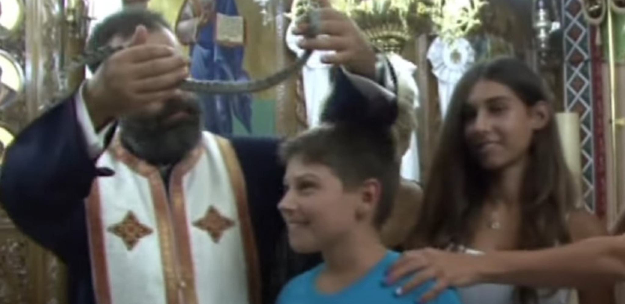 VERSKI PRAZNIK U GRČKOJ UMALO DA SE ZAVRŠI TRAGIČNO Skupljali otrovnice u crkvi, bizaran običaj šokirao je svet! (FOTO)