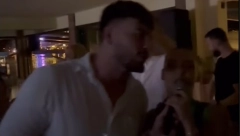 ZLATNI VATERPOLISTA SLAVI SA PRELEPOM RIJALITI UČESNICOM Uzeli mikrofon u ruke i zapevali čuveni hit - kafana "gori" od veselja (VIDEO)