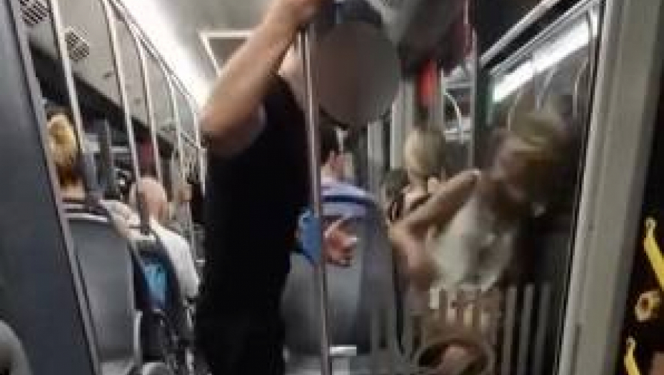 UDARIO ŽENU PESNICOM U GLAVU, ODBILA SE O STAKLO Oglasilo se Tužilaštvo u stravičnim scenama nasilja u autobusu na liniji 18