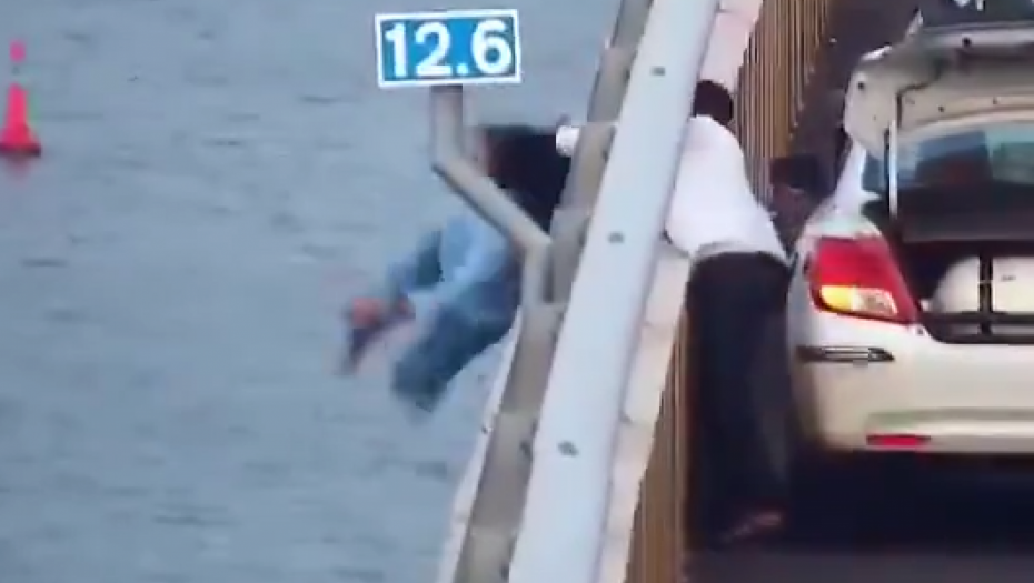 KAMERA SNIMILA TRENUTAK NA GRANICI ŽIVOTA I SMRTI Taksista u poslednji čas uhvatio ženu za kosu koja pada sa mosta (VIDEO)