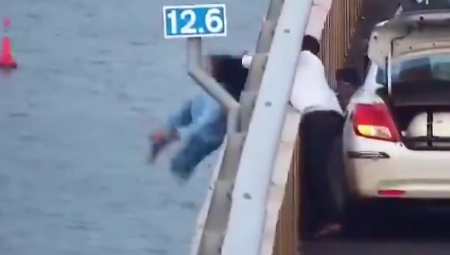 KAMERA SNIMILA TRENUTAK NA GRANICI ŽIVOTA I SMRTI Taksista u poslednji čas uhvatio ženu za kosu koja pada sa mosta (VIDEO)