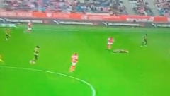DRAMA U FRANCUSKOJ Fudbaler Lila dobio STRAVIČAN udarac, hitno prebačen u bolnicu! (VIDEO)