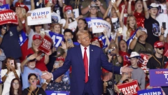 TRAMP SE VRAĆA NA MESTO ZLOČINA Rizičan potez bivšeg predsednika SAD