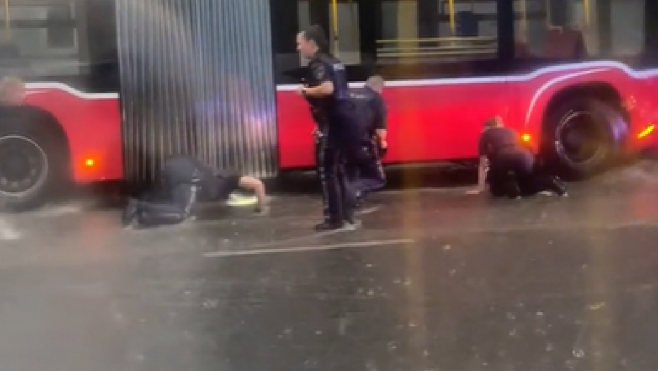 JEZIVE SCENE, BUJICA BACILA ŽENU POD BUS Nevreme napravilo opšti kolaps u prestonici Austrije (VIDEO)