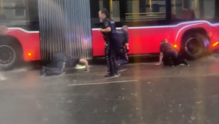 JEZIVE SCENE, BUJICA BACILA ŽENU POD BUS Nevreme napravilo opšti kolaps u prestonici Austrije (VIDEO)