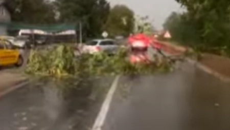OLUJA LOMILA GRANE, PO PUTU JE HAOS Nevreme napravilo kolaps, očekuje se još gore nevreme