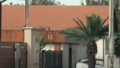 LUKSUZ PRŠTI NA SVE STRANE! U ovoj kući živi naš voditelj sa 20 godina mlađom ženom, u dvorištu crkva i palme