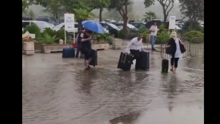 DRAMA ISPRED TIVATSKOG AERODROMA, LJUDI NOSE KOFERE PREKO BUJICE! Nevreme napravilo POTOP u Crnoj Gori! (VIDEO)