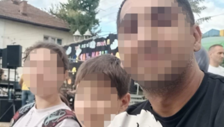 MAJKA POGINULE DECE DOŠLA U SRBIJU Porodica brata (12) i sestre (14) koje je ubio voz sprema sahranu, najmlađa sestrica u bolnici