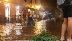 POPLAVLJEN SPLIT, LJUDI GLEDAJU I NE VERUJU! Strašno nevreme u Hrvatskoj: Reke na ulicama, PADALA STABLA, voda u podrumima (VIDEO)