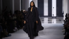 NIKO NIJE HODAO PISTOM BOLJE OD NJE DOK SE NIJE POJAVIO ON Zasenio sve na intrenetu, šeta bolje od Naomi Kembel?