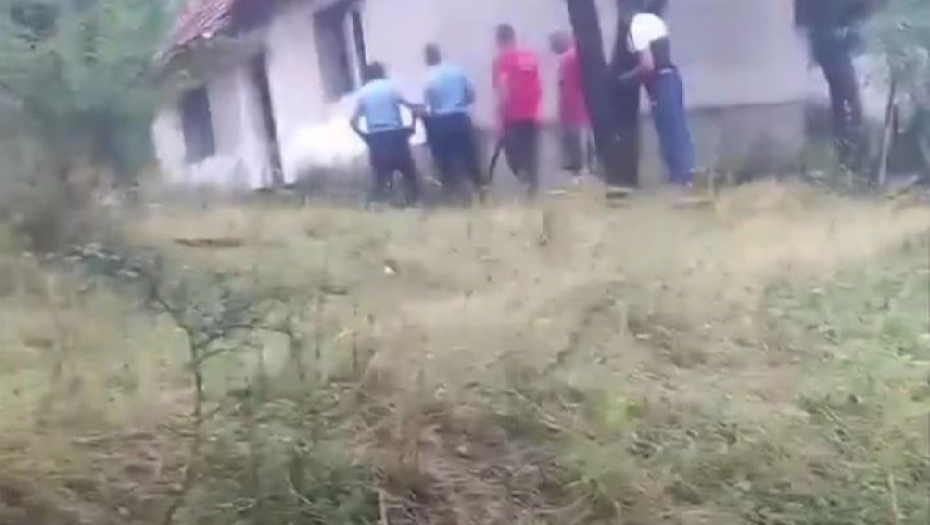 HAOS U NEVESINJSKOM SELU! Migranti se zatvorili u kuću  odjekuju pucnji, sumnja se da ima ranjenih (VIDEO)