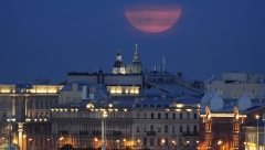 RETKA POJAVA NOĆAS ZASIJALA NA NEBU Plavi supermesec postao crven! (FOTO)