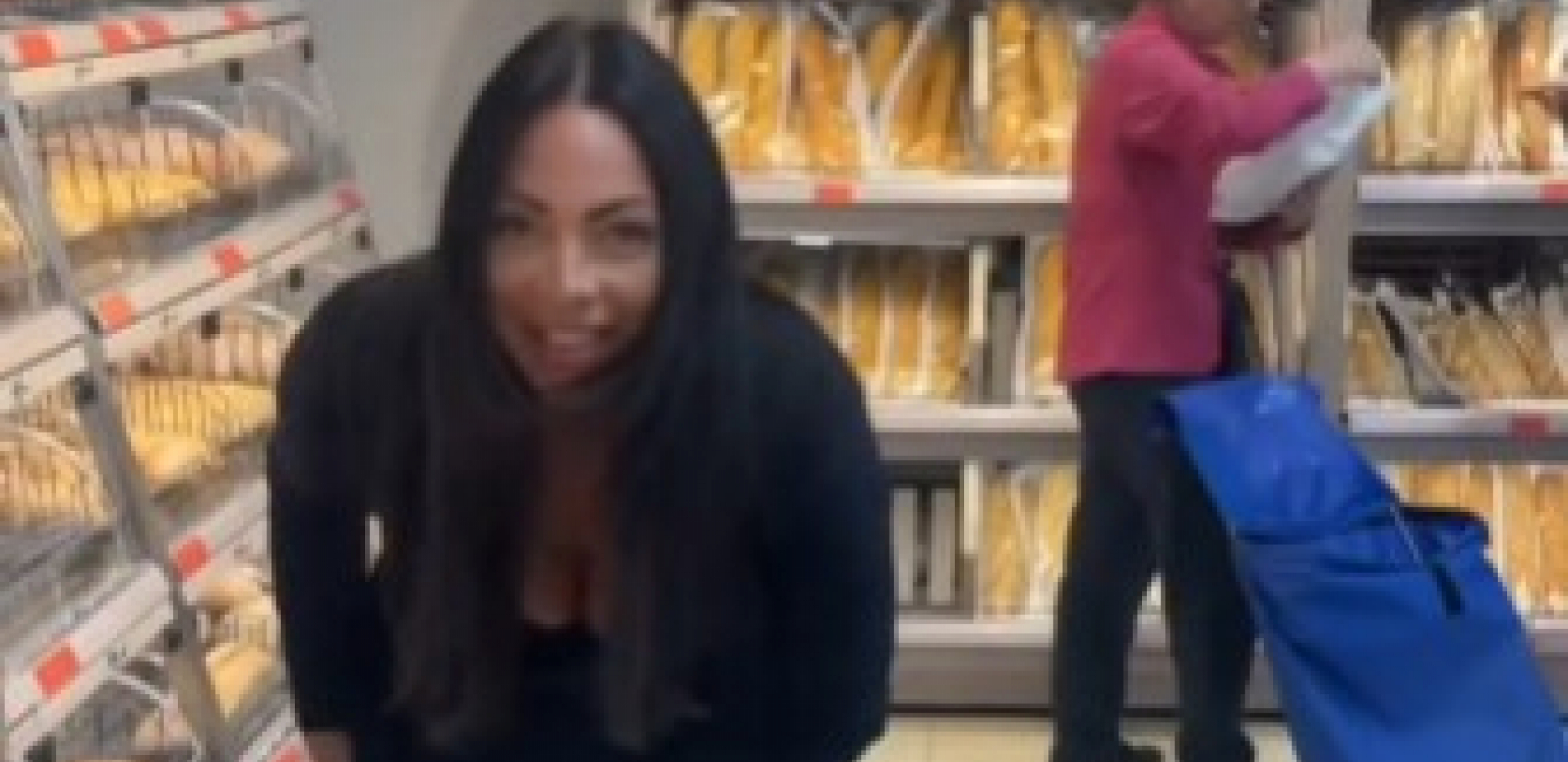 DA LI JE OVA ŽENA NORMALNA? Ušla u prodavnicu, pa sakrila OVO među hleb, ljudi mole policiju da reaguje! (VIDEO)