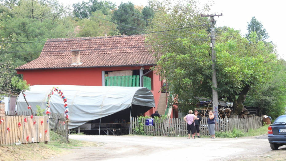 ''SAMO TATA DA VAS ISPRATI, PA ĆE I ON SA VAMA''! Vapaj oca nastradale dece iz Lazarevca KIDA DUŠU: Dete ostalo bez bate i seke!