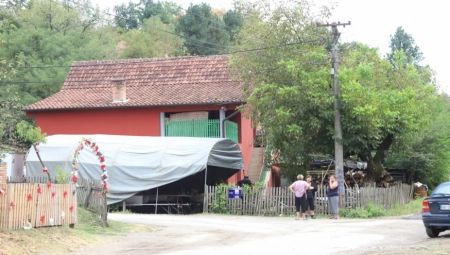 ''SAMO TATA DA VAS ISPRATI, PA ĆE I ON SA VAMA''! Vapaj oca nastradale dece iz Lazarevca KIDA DUŠU: Dete ostalo bez bate i seke!