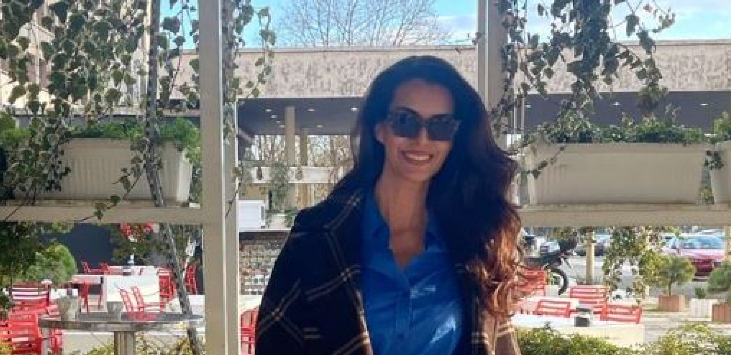 MARIJA KILIBARDA IZLAZI IZ PORODILIŠTA SA ĆERKOM SENJOM! Bane došao po voditeljku i ćerku, evo šta nosi u rukama
