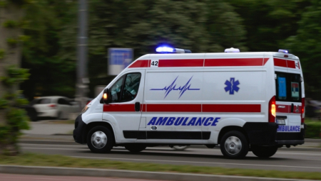 DVA VOZAČA POVREĐENA U LANČANOM UDESU U NIŠU Slupana tri vozila, pričinjena velika šteta