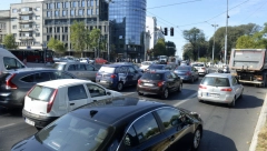 KOLONA VOZILA ZATRPALA TAKOVSKU, AUTOMOBILI STOJE U MESTU! U pravcu ka Skupštini kao da je vreme stalo, nema gde igla da padne!