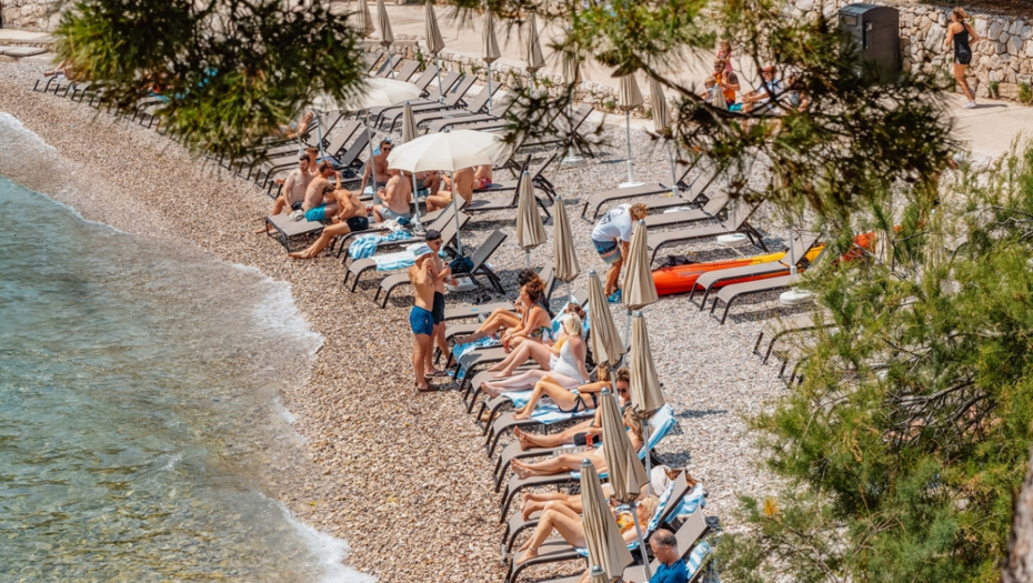 SRBIN ZASPAO NA NUDISTIČKOJ PLAŽI PA DOŽIVEO ŠOK "Budim se, a pored mene..."