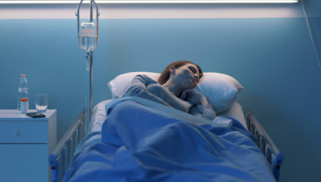 DOŽIVELA STRAVIČNU NESREĆU NA LETOVANJU Devojka prala kosu, pa izgubila osećaj u levoj ruci - usledio je pakao!