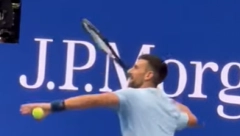 NIKAD JAČI ŠOU Novak Đoković ponovo počeo da imitira, evo koga je sad potpuno "skinuo" (VIDEO)