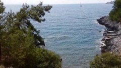 "NE SME NIKO DA SE KUPA U PLAVOJ GROBNICI!" Incident na ostrvu Vido, Srbi pobacali ležaljke u more! (VIDEO)