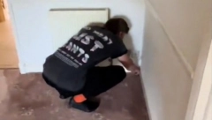 RENOVIRALI KUĆU, PA ODLUČILI DA PODIGNU TEPIH Ispod njega su otkrili bogatstvo vredno preko 30 hiljada evra! (VIDEO)