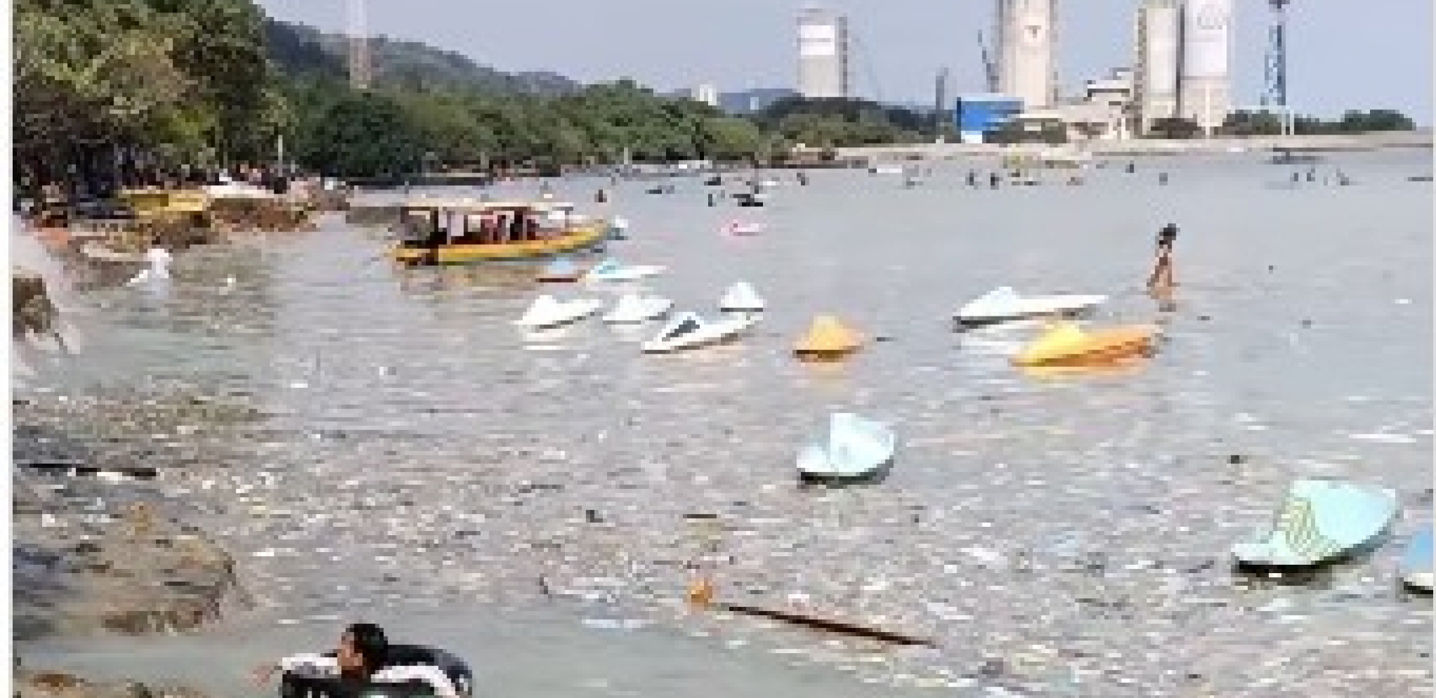 NE BIH SE KUPALA DA MI DŽABE DAJU Ovo je najprljavija plaža ikada, ali nekima izgleda ne smeta