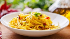 ŠPAGETE "AGLIO E OLIO" Napuljski aromatični specijalitet koji je nekada bio jelo siromašnih