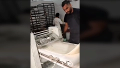 Neko u pecivu nađe dlaku, ali ovo je PREVIŠE! Snimak iz pekare koji je obišao (i šokirao) svet (VIDEO)