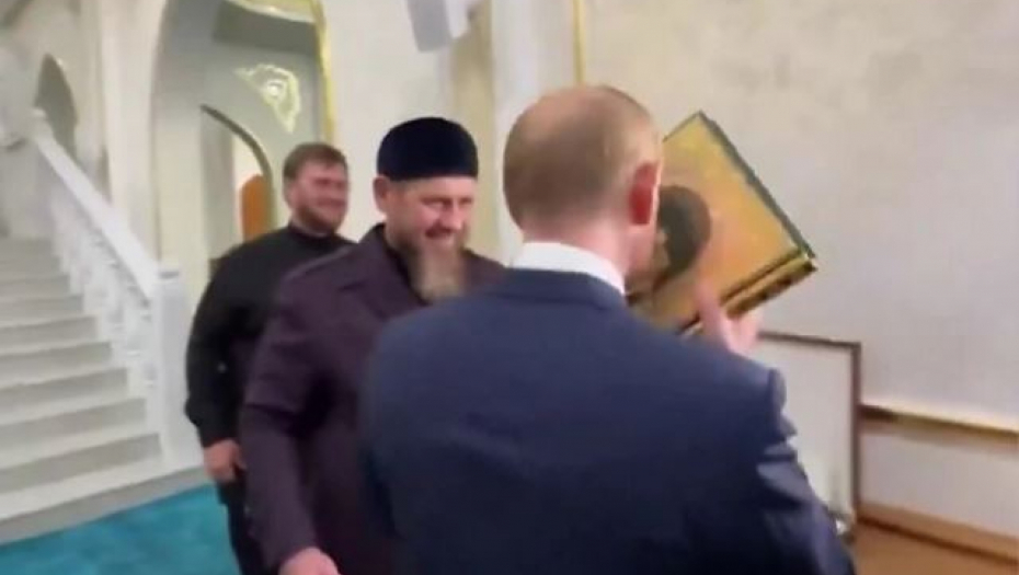 PUTIN USNIMLJEN KAKO LJUBI KURAN! Neverovatan potez usred sukoba između Ukrajine i Rusije! (VIDEO)