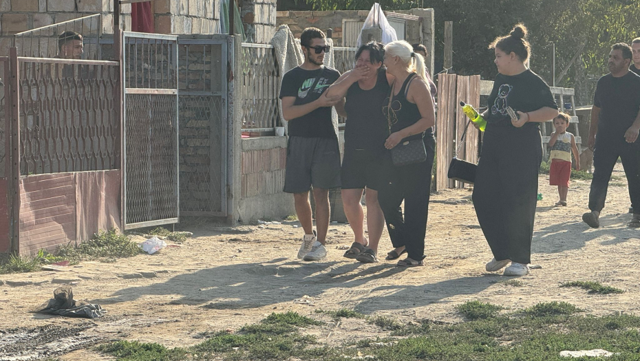 BOLNE SCENE ISPRED KUĆE U KOJOJ SU STRADALA DECA SA RODITELJIMA U šoku je, jedva stoji, samo se pita "ZAŠTO?"