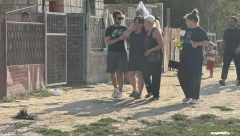 BOLNE SCENE ISPRED KUĆE U KOJOJ SU STRADALA DECA SA RODITELJIMA U šoku je, jedva stoji, samo se pita "ZAŠTO?"