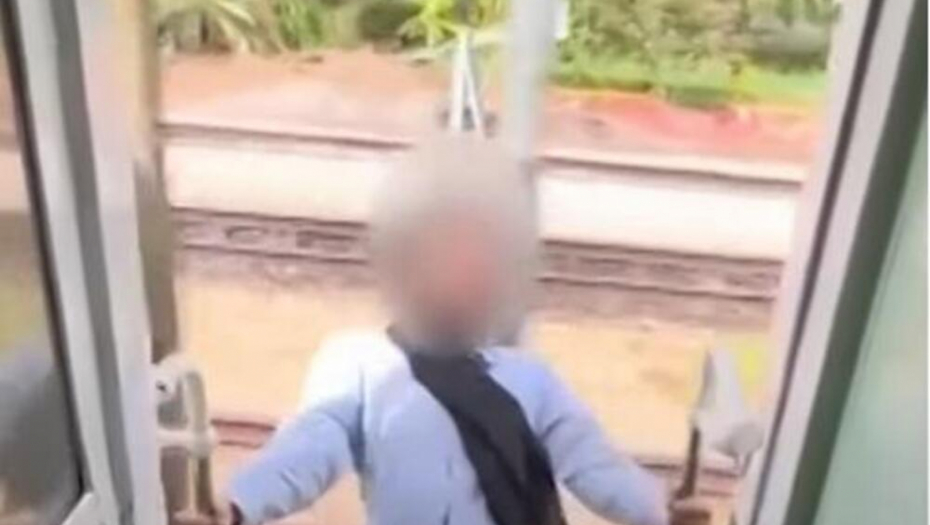 UDARILA GLAVOM O STUB, PA JEDVA OSTALA ŽIVA Naginjala se kroz vrata voza zbog snimka za društvene mreže (VIDEO)