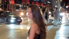 IVANI DUDIĆ ISPALA BRADAVICA IZ KORSETA U CENTRU BEOGRADA Napravila opšti haos, svi se okretali za njom