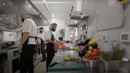 KUVARU 300.000, BUREK MAJSTORU 180.000 DINARA Radnici fale, a evo ko može da zaradi i 10.000 evra mesečno