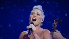 PINK ZAPEVALA SA ĆERKOM Ljudi ne mogu da veruju koliko liči na majku, a tek kada joj čujete glas!