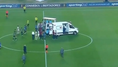 HOROR SCENA NA UTAKMICI Fudbaler se samo srušio na teren, uznemirujući snimak zaprepastio gledaoce (VIDEO)