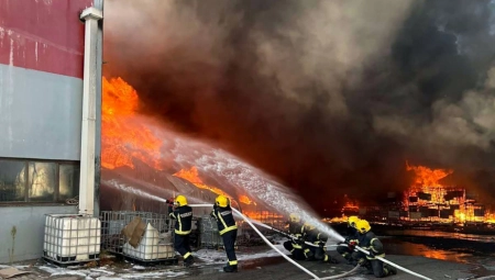 POŽAR U LESKOVCU JE OPKOLJEN Nadljudska borba vatrogasaca sa vatrom koja je buknula u fabrici boja i lakova
