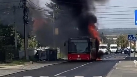 GOREO AUTOBUS U ŽELEZNIKU Vatra gutala vozilo na liniji 521, vatrogasci odmah reagovali (VIDEO)