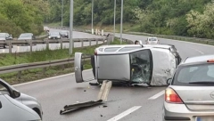 JEZIVA SAOBRAĆAJNA NESREĆA KOD BUBANJ POTOKA: Vozač sleteo s puta pa ispao iz automobila!