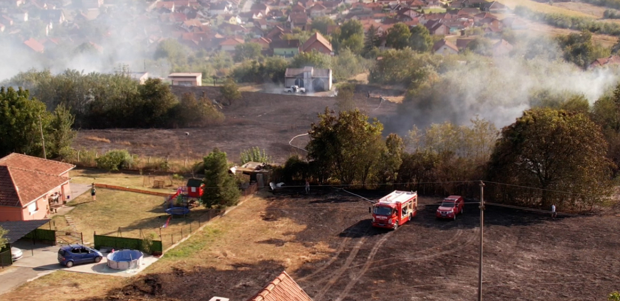 DRAMA U ČAČKU Ogroman požar zahvatio više od hektara, vatra se bliži kućama, ugrožen i vodovod! (FOTO)