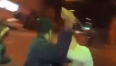 (UZNEMIRUJUĆI VIDEO) MUŠKARAC IZBODEN U VRAT Horor na ulicama Birmingema, napadači ga snimali i smejali se!