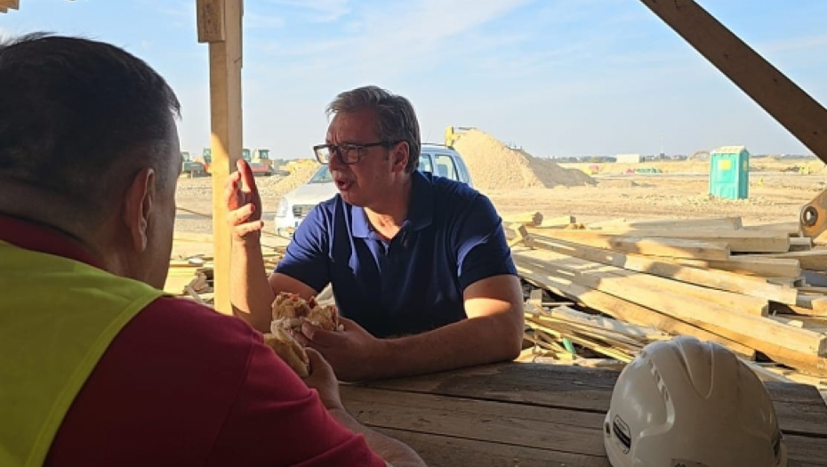 VUČIĆ SE JAVIO SA EXPO GRADILIŠTA: Posetio sam vredne radnike koji rade na +40, doneo im, šta drugo, nego po sendvič i jabuku